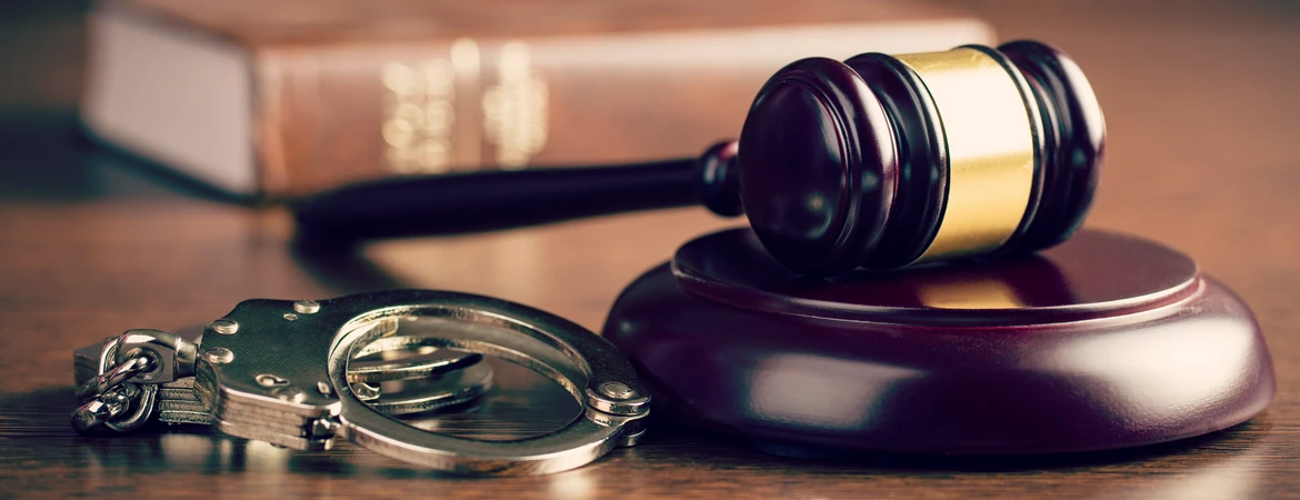 Młotek sędziego i kajdanki
