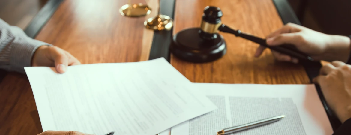 Młotek sędziego i dokumenty