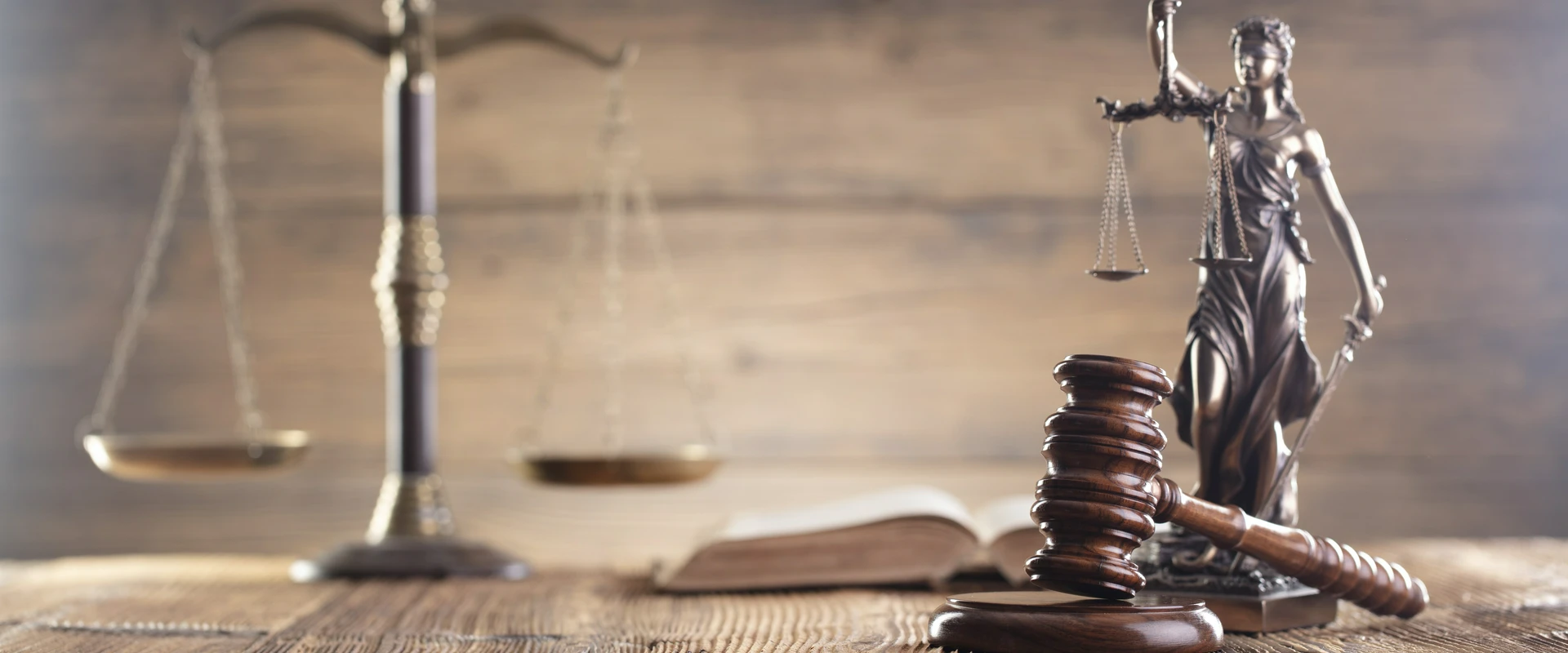 Figura i młotek sędziego